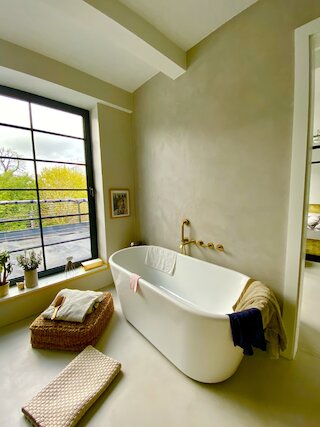 Badewanner in Badezimmer.